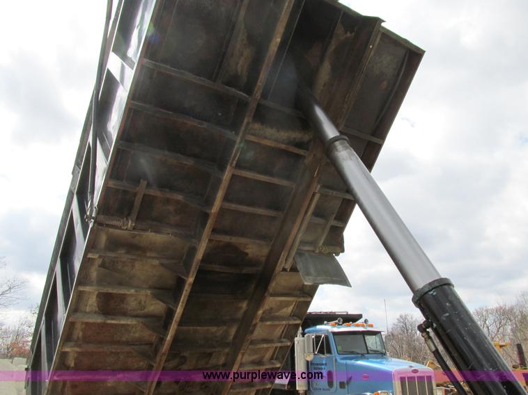 image for item E7445 1995 Ford LT9000 dump truck