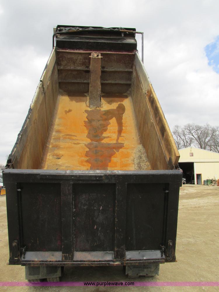 image for item E7445 1995 Ford LT9000 dump truck