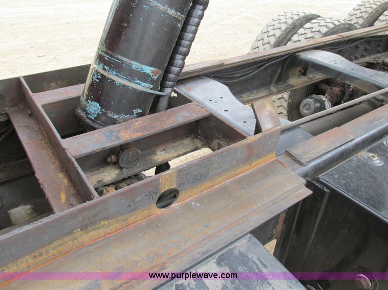 image for item E7445 1995 Ford LT9000 dump truck