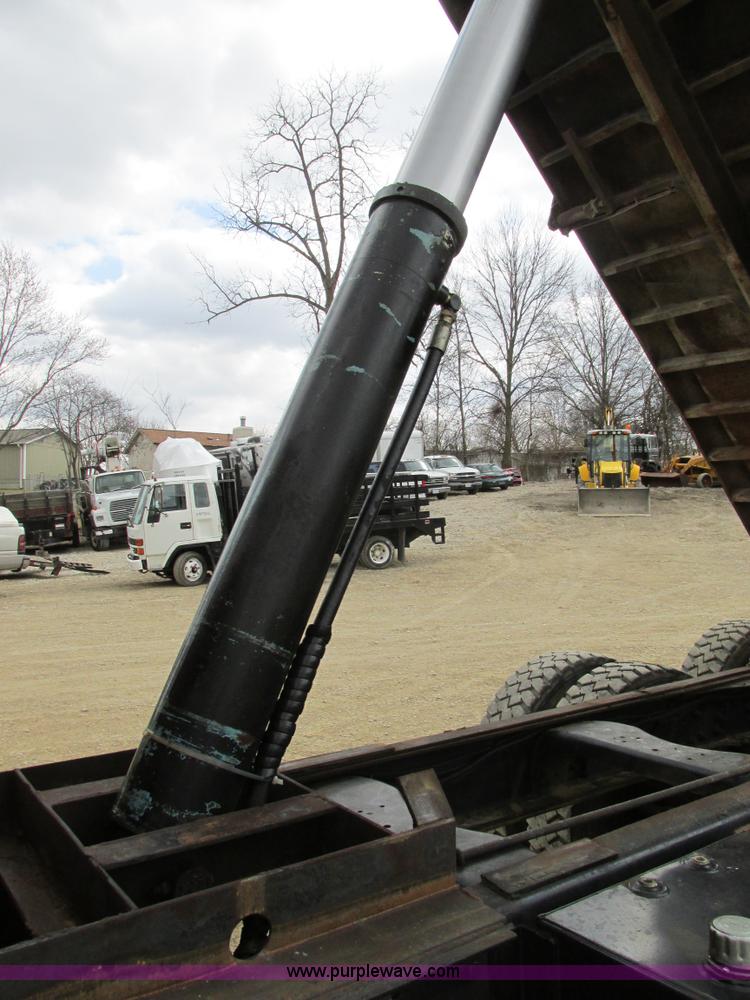 image for item E7445 1995 Ford LT9000 dump truck