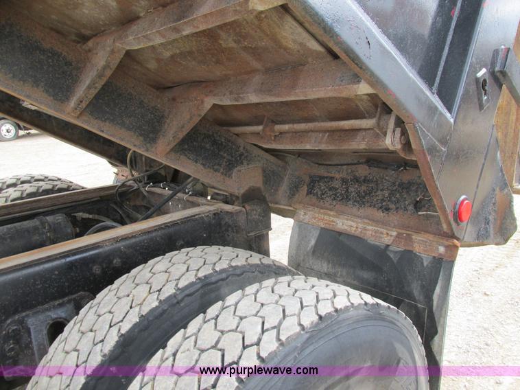 image for item E7445 1995 Ford LT9000 dump truck