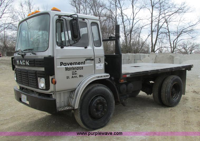 image for item E7446 1986 Mack flatbed truck