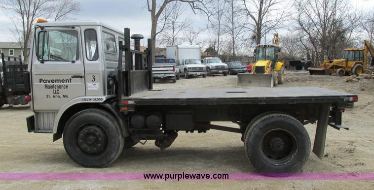 image for item E7446 1986 Mack flatbed truck