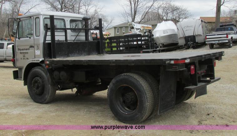 image for item E7446 1986 Mack flatbed truck