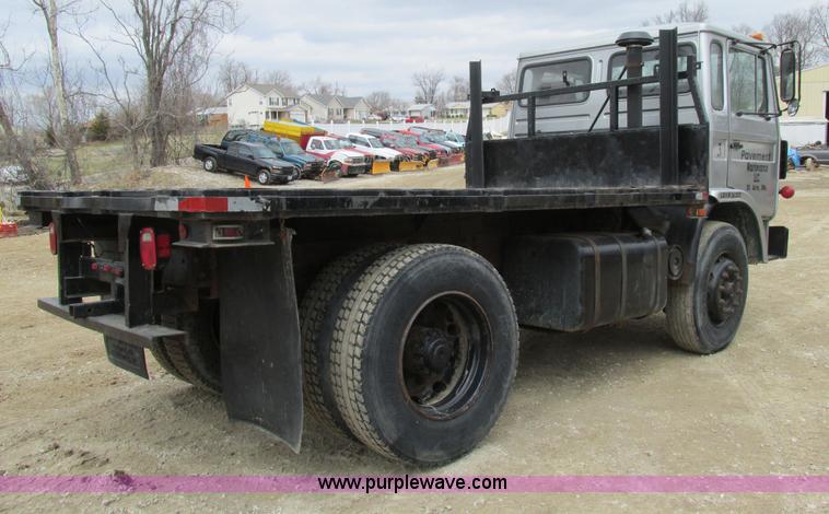 image for item E7446 1986 Mack flatbed truck