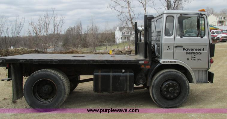image for item E7446 1986 Mack flatbed truck