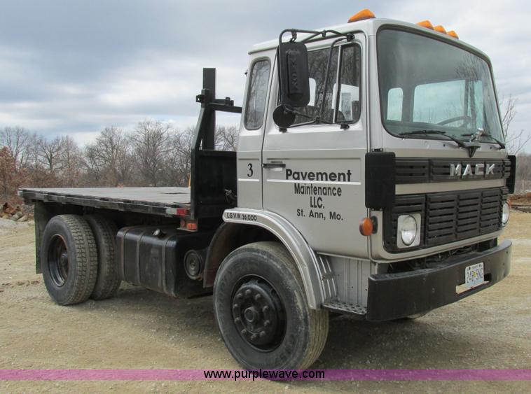 image for item E7446 1986 Mack flatbed truck