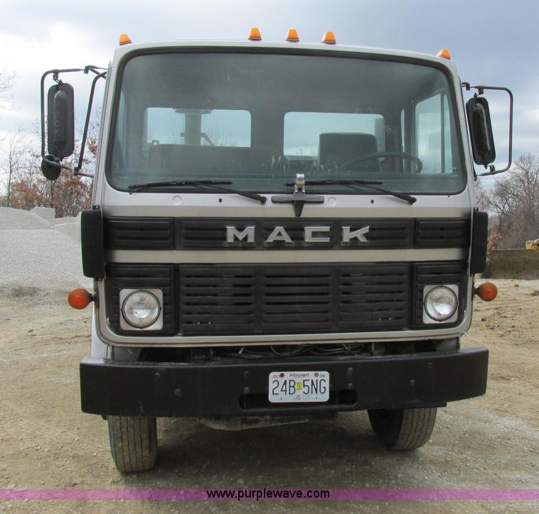 image for item E7446 1986 Mack flatbed truck