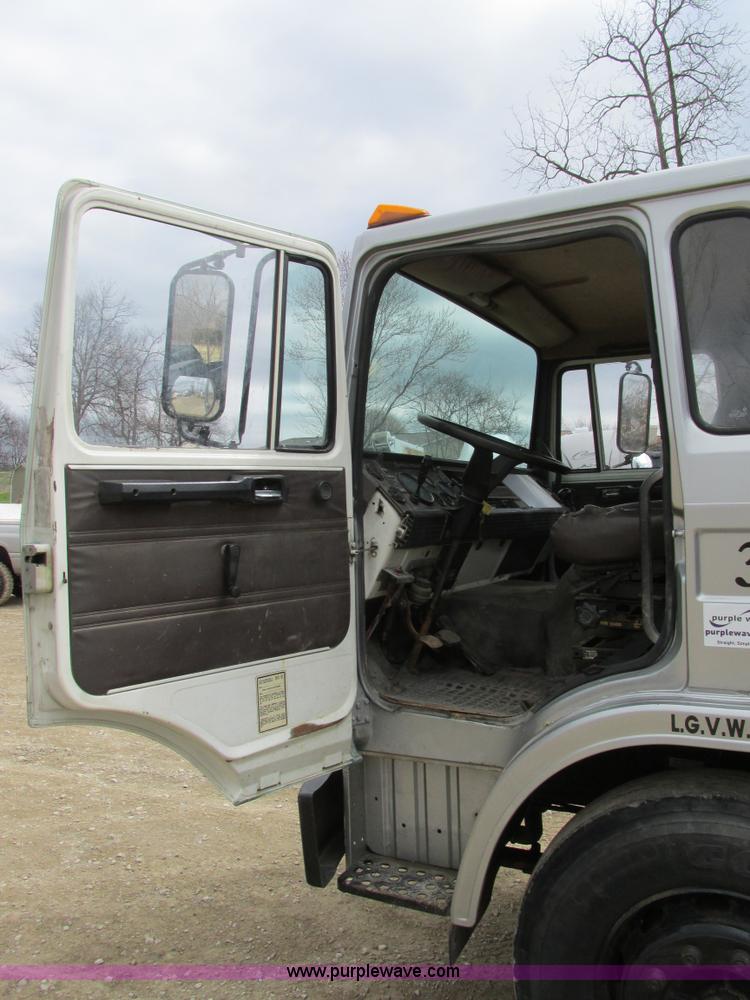 image for item E7446 1986 Mack flatbed truck