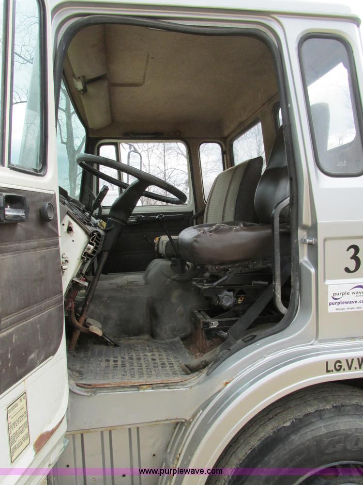 image for item E7446 1986 Mack flatbed truck