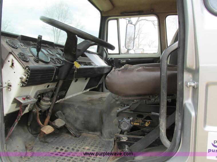 image for item E7446 1986 Mack flatbed truck