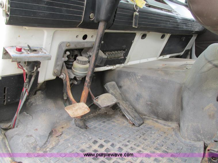 image for item E7446 1986 Mack flatbed truck