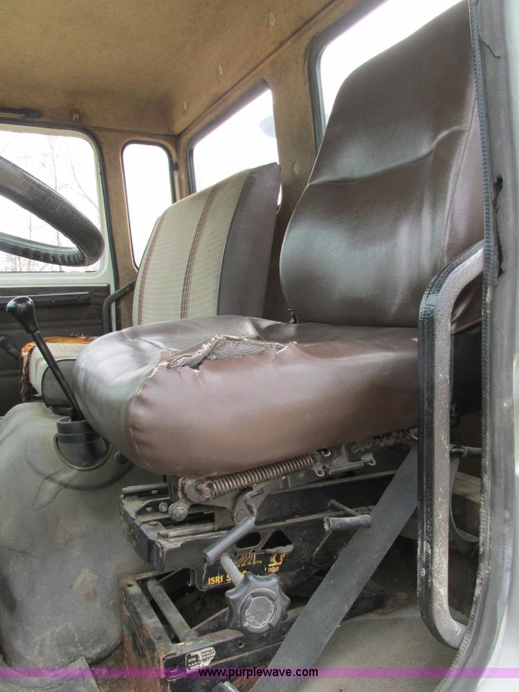 image for item E7446 1986 Mack flatbed truck