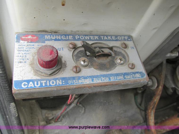 image for item E7446 1986 Mack flatbed truck