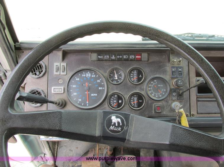 image for item E7446 1986 Mack flatbed truck