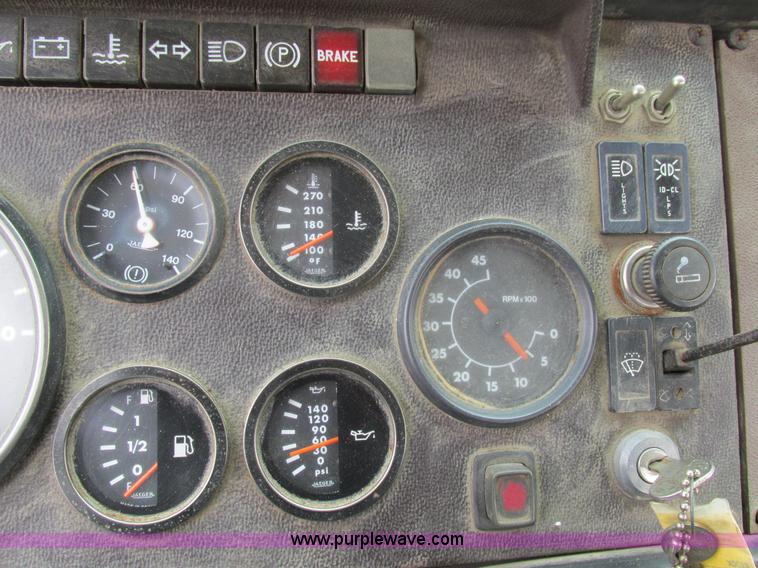 image for item E7446 1986 Mack flatbed truck