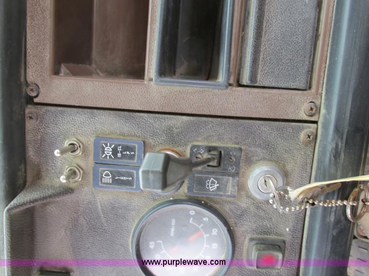 image for item E7446 1986 Mack flatbed truck