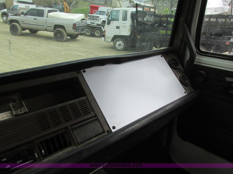 image for item E7446 1986 Mack flatbed truck