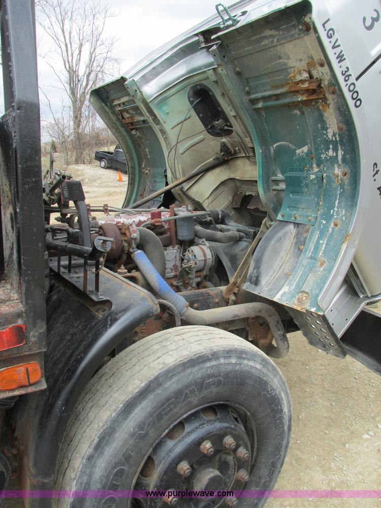 image for item E7446 1986 Mack flatbed truck