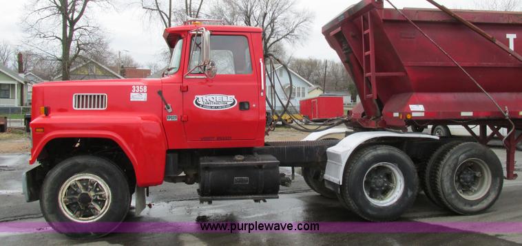 image for item E7451 1994 Ford LTL9000 semi truck