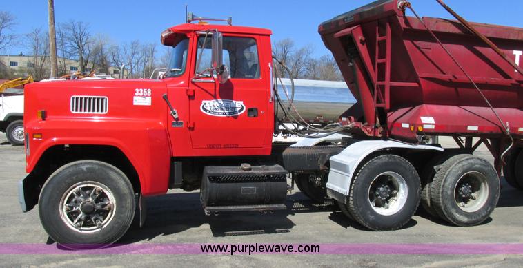 image for item E7451 1994 Ford LTL9000 semi truck