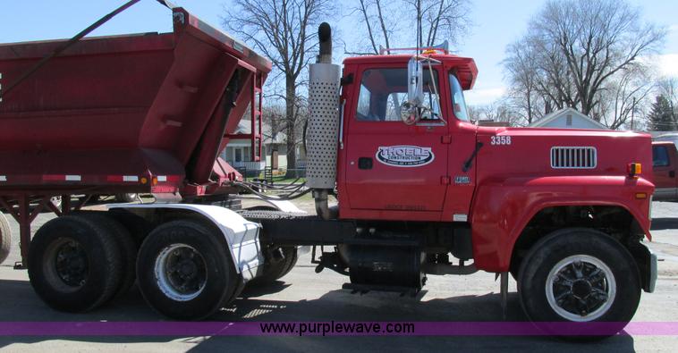 image for item E7451 1994 Ford LTL9000 semi truck