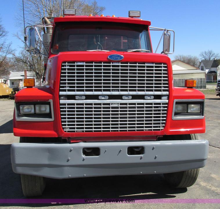 image for item E7451 1994 Ford LTL9000 semi truck
