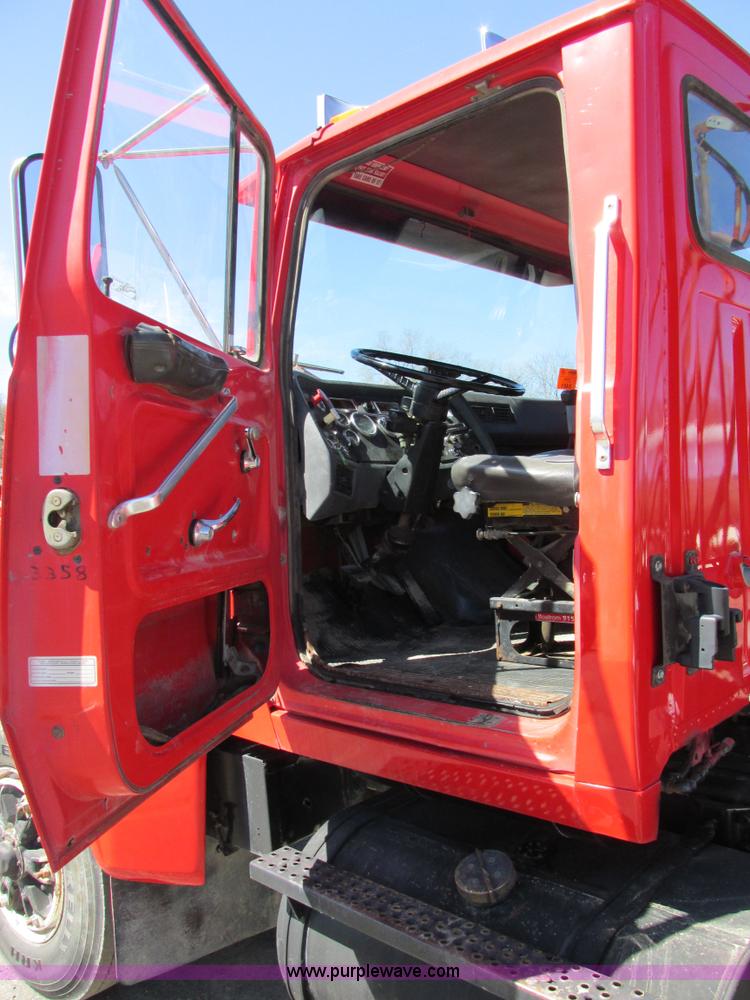 image for item E7451 1994 Ford LTL9000 semi truck