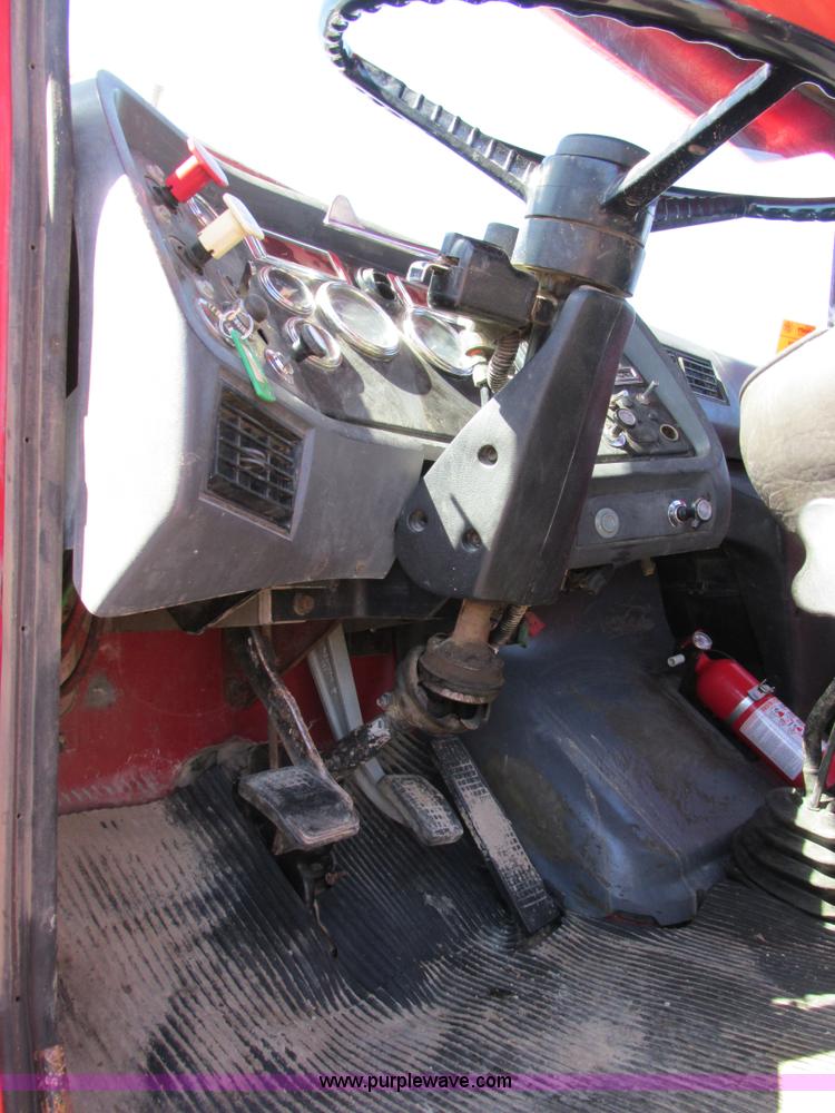 image for item E7451 1994 Ford LTL9000 semi truck