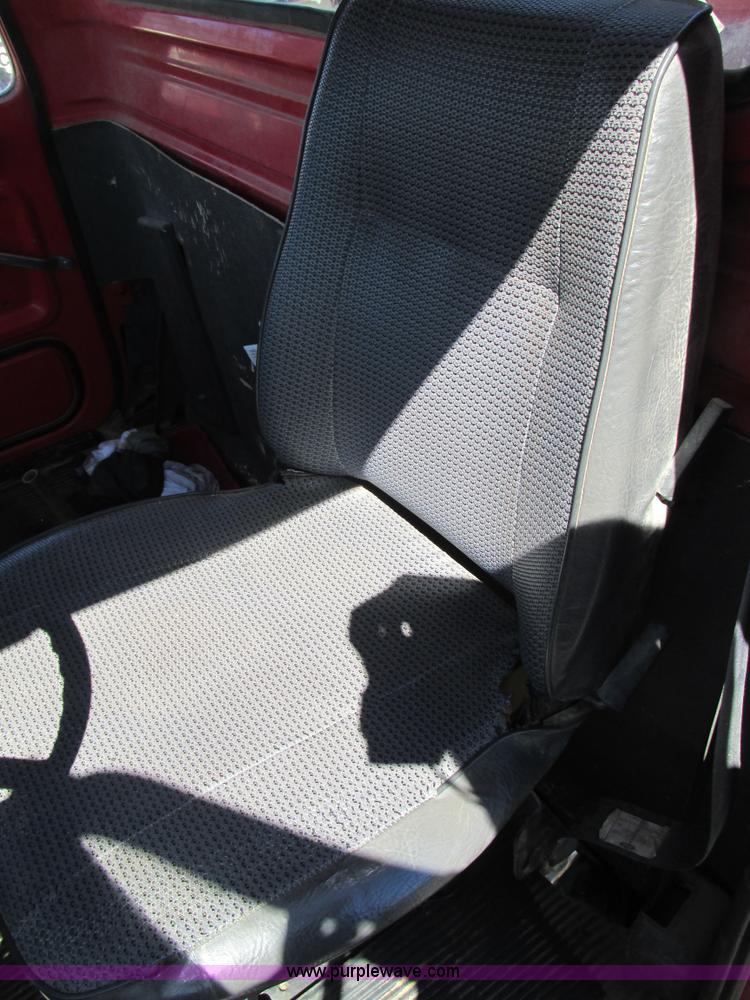 image for item E7451 1994 Ford LTL9000 semi truck