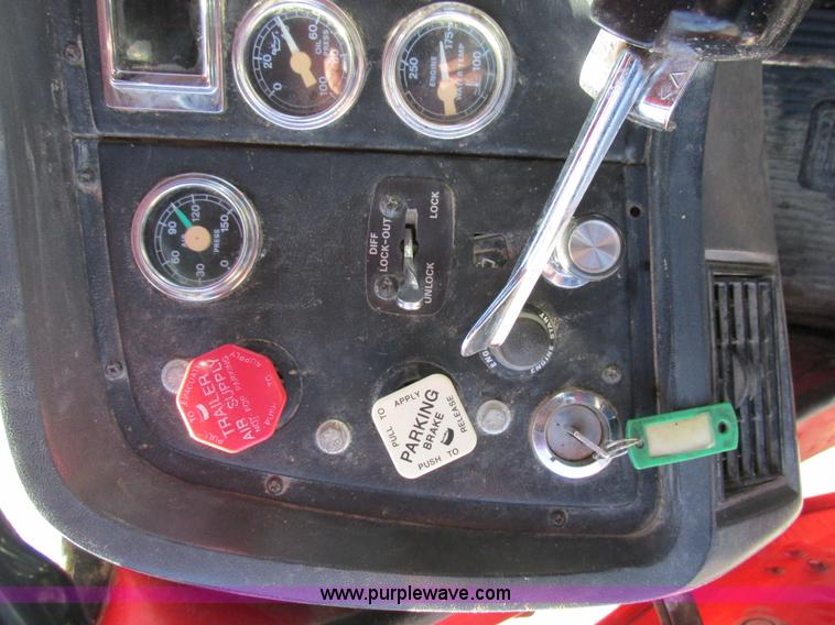 image for item E7451 1994 Ford LTL9000 semi truck