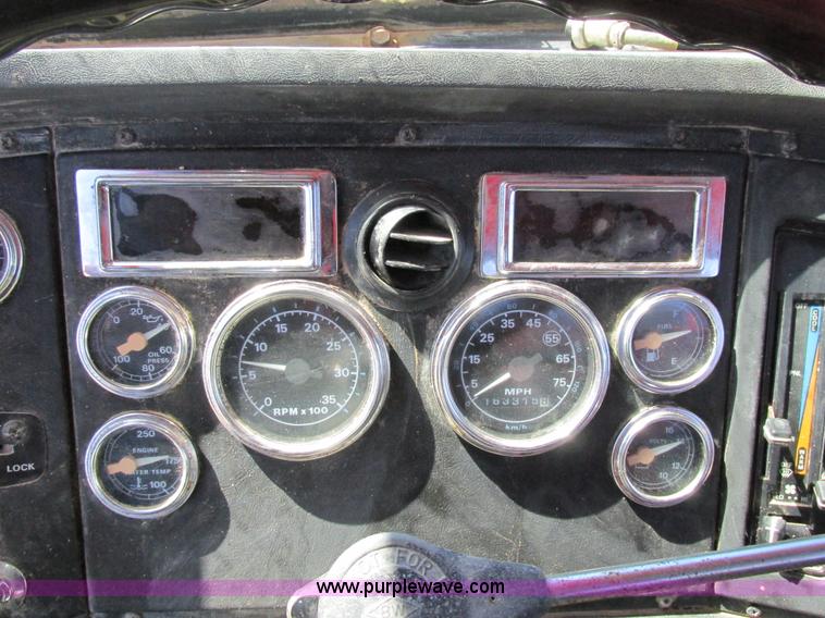 image for item E7451 1994 Ford LTL9000 semi truck