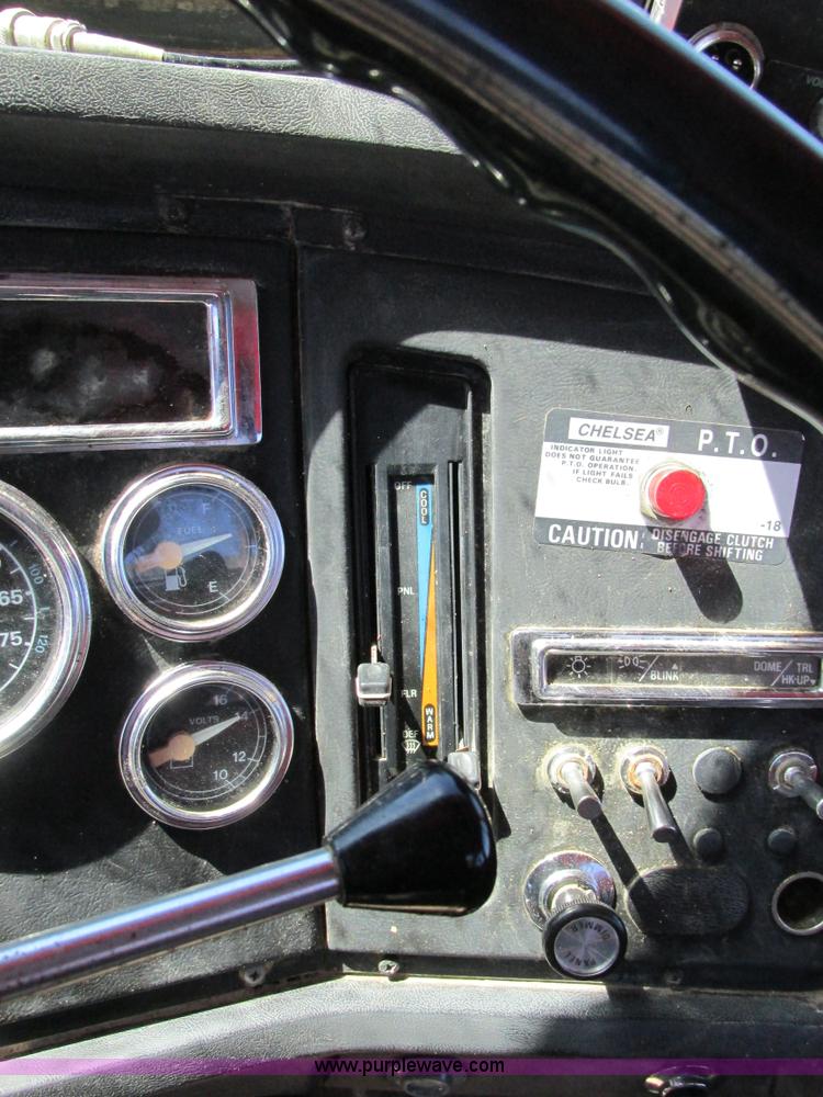 image for item E7451 1994 Ford LTL9000 semi truck