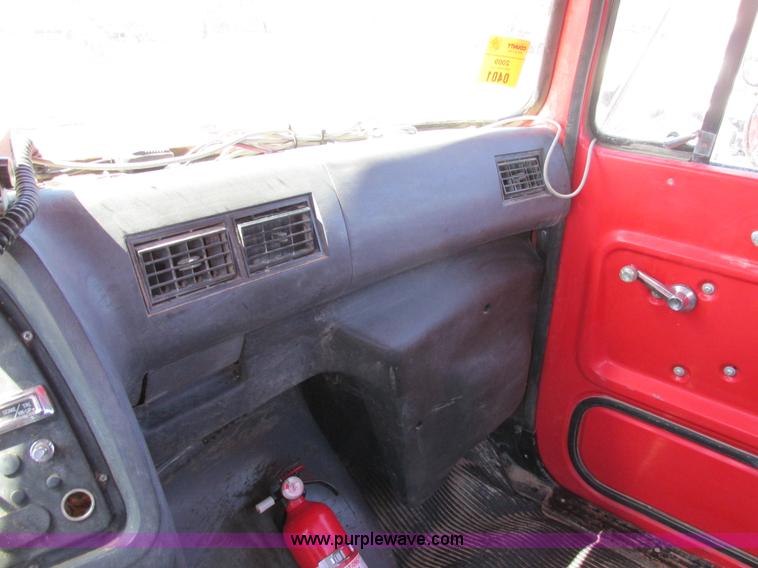 image for item E7451 1994 Ford LTL9000 semi truck