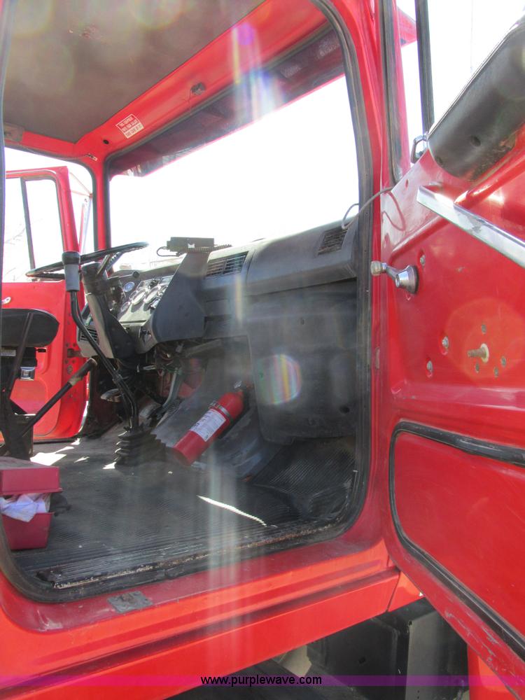 image for item E7451 1994 Ford LTL9000 semi truck