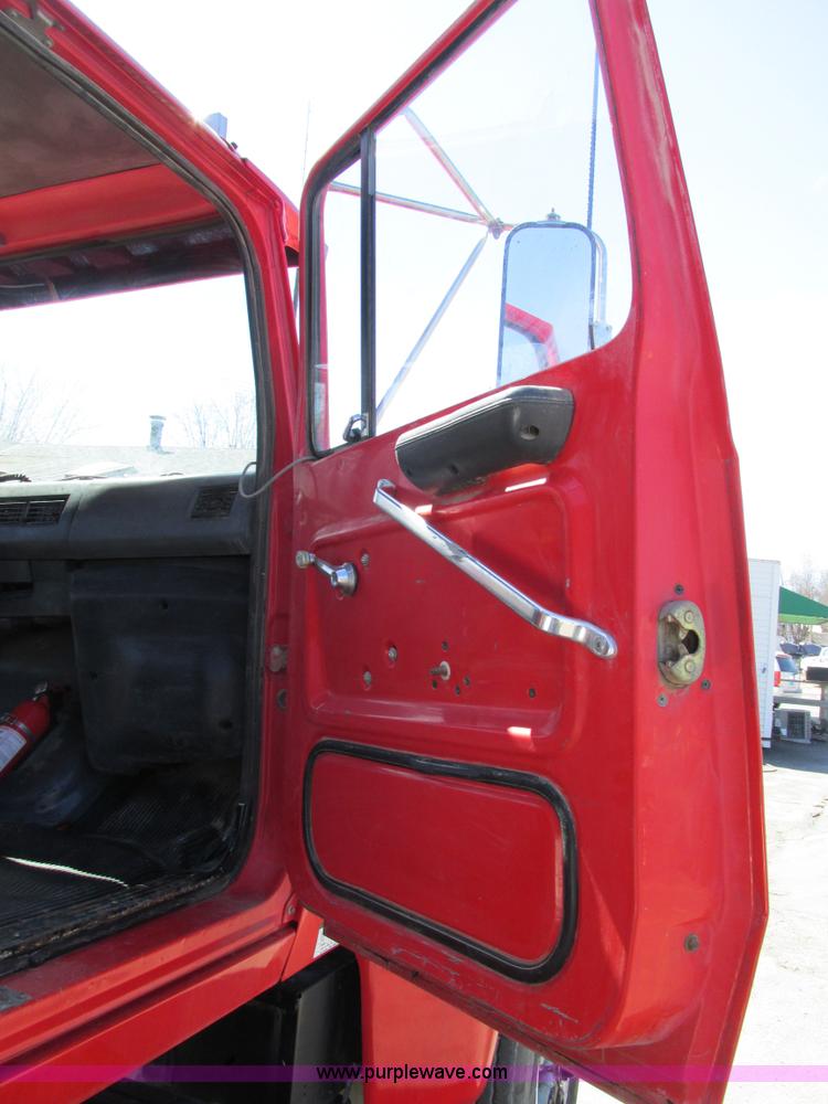 image for item E7451 1994 Ford LTL9000 semi truck