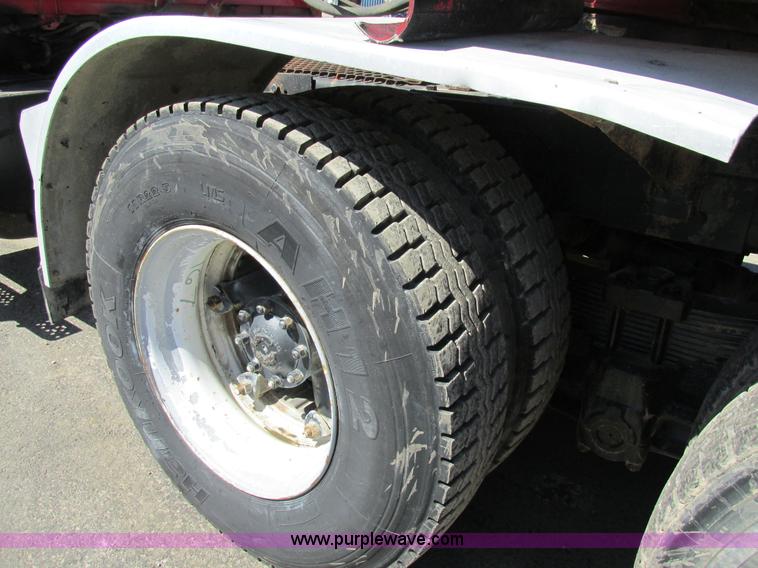 image for item E7451 1994 Ford LTL9000 semi truck