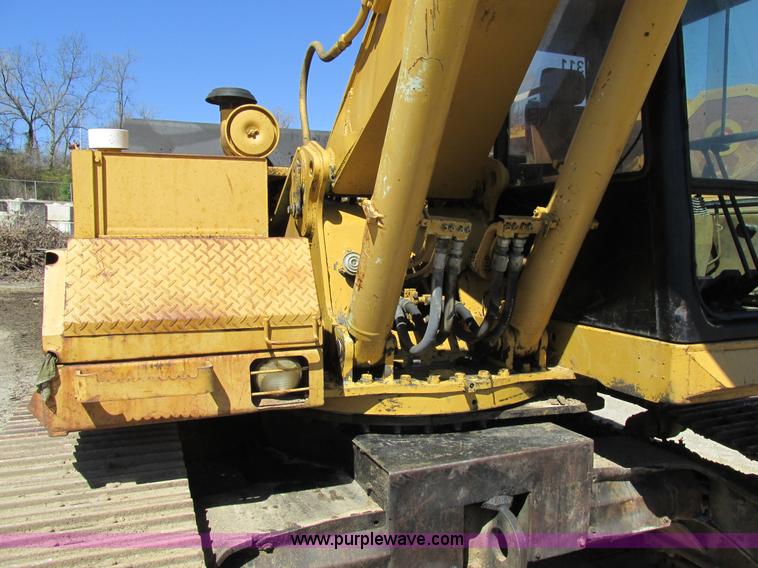 image for item E7453 1989 Caterpillar EL240B excavator