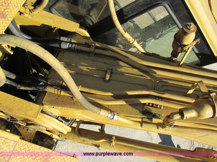 image for item E7453 1989 Caterpillar EL240B excavator