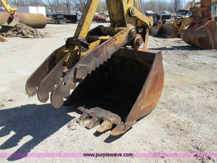 image for item E7453 1989 Caterpillar EL240B excavator