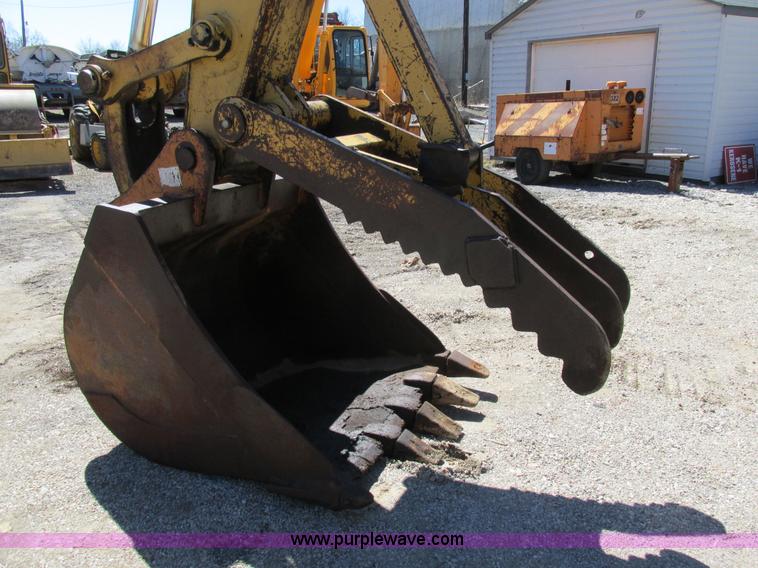 image for item E7453 1989 Caterpillar EL240B excavator