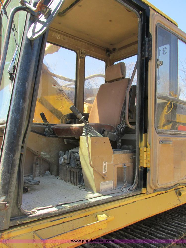 image for item E7453 1989 Caterpillar EL240B excavator