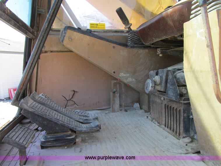 image for item E7453 1989 Caterpillar EL240B excavator