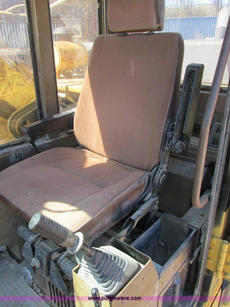image for item E7453 1989 Caterpillar EL240B excavator