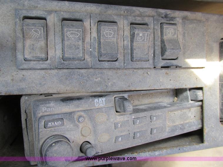 image for item E7453 1989 Caterpillar EL240B excavator