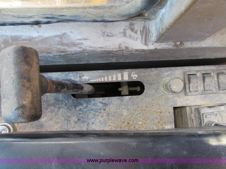 image for item E7453 1989 Caterpillar EL240B excavator