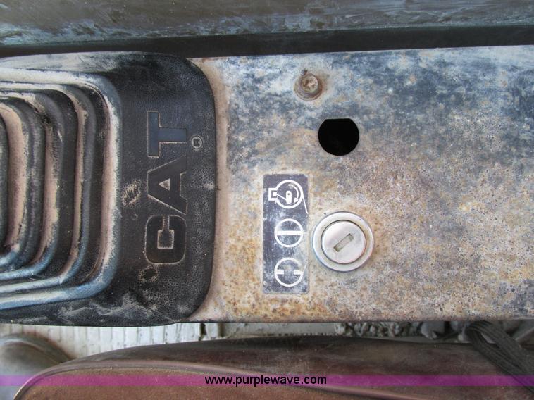 image for item E7453 1989 Caterpillar EL240B excavator