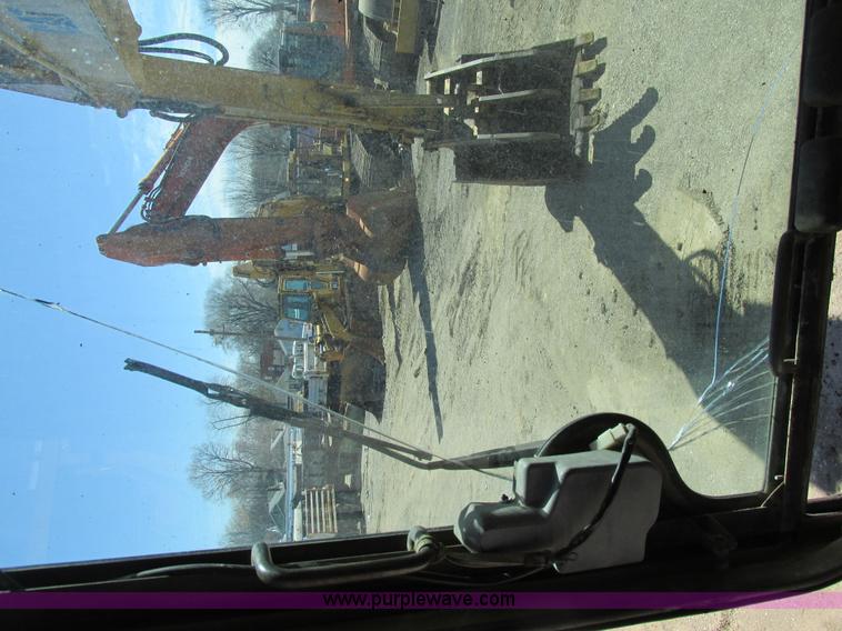 image for item E7453 1989 Caterpillar EL240B excavator