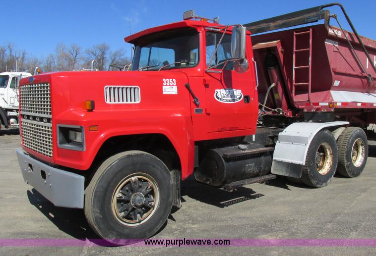 image for item E7454 1994 Ford LTL9000 semi truck