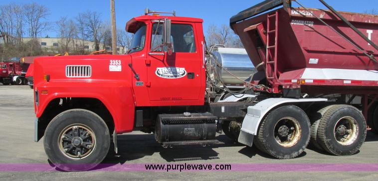 image for item E7454 1994 Ford LTL9000 semi truck